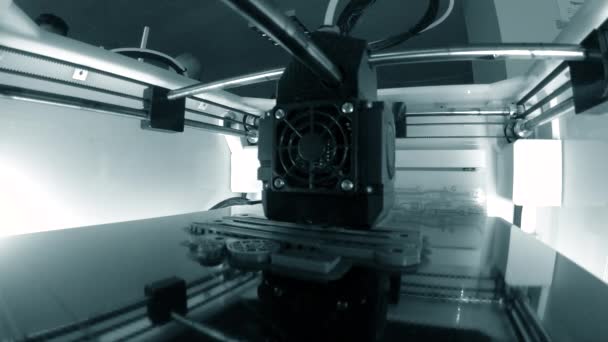 3Dプリンター 3Dプリンティング 3Dプリンターのクローズアップ作業 分解プラスチックフィラメントからの3Dプリンター印刷モデル 3次元技術について アディティブ製造技術 — ストック動画