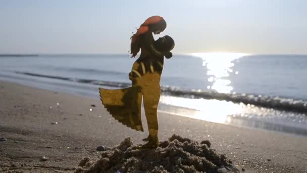 Plast Figur Pinne Ungdomar Kärlek Flicka Och Kille Kramas Sand — Stockvideo