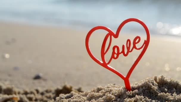 Plastikowy Patyk Kształcie Czerwonego Serca Słowa Miłość Piasku Plaży Wybrzeżu — Wideo stockowe