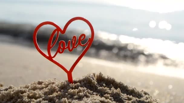 Plastikowy Patyk Kształcie Czerwonego Serca Słowa Miłość Piasku Plaży Wybrzeżu — Wideo stockowe