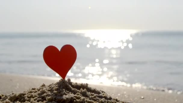 Plastová Hůl Tvaru Červeného Srdce Písku Písečné Pláži Mořského Pobřeží — Stock video