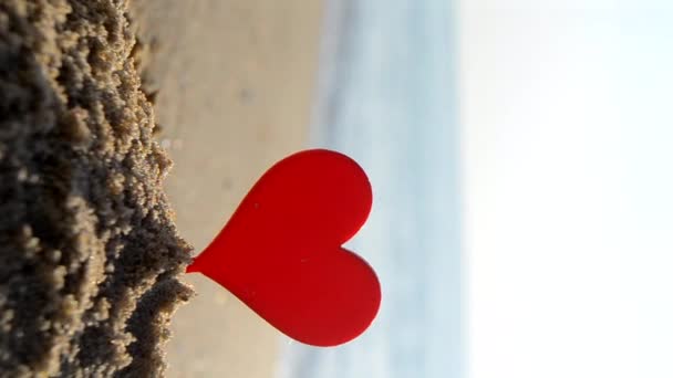 Plastová Hůl Tvaru Červeného Srdce Písku Písečné Pláži Mořského Pobřeží — Stock video