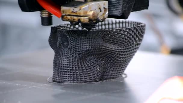 3D打印原型人头从熔融塑料 利用黑色熔融塑料特写3D打印机建立人头原型模型的过程 新增打印机技术 — 图库视频影像