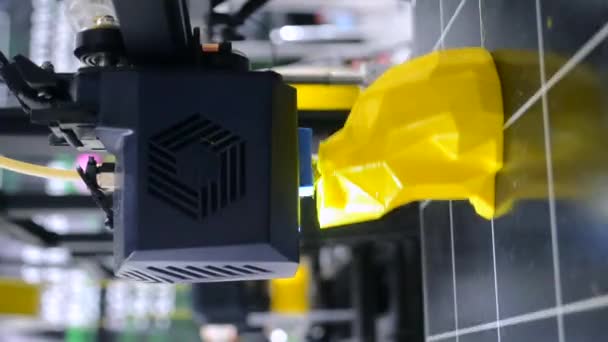 3D打印机从熔融塑料中打印出玩具原型 在3D打印机上用黄色熔融塑料特写创建原型玩具的过程 增加新的打印机技术 现代垂直印刷 — 图库视频影像