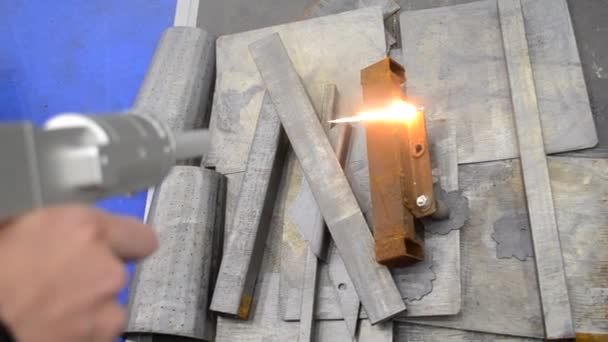 Metal Lazer Temizliği Metal Yüzeydeki Pasın Lazer Işınıyla Endüstriyel Olarak — Stok video