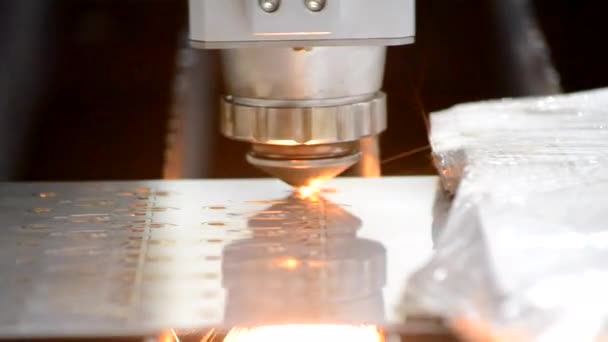 Metalen Lasersnijden Snijplaat Van Metaal Door Lasersnijden Close Industriële Apparatuur — Stockvideo