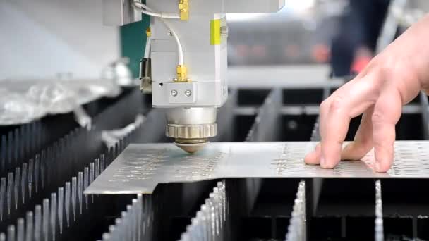 金属レーザー切断 レーザー金属切断による金属切断シート 工場で金属を切断するための産業機械 スパークで頭を動かす メタルワーク製造の背景 — ストック動画