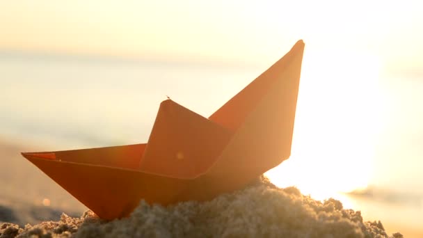 Paper Orange Boat Sand Sea Waves Sunny Path Sandy Beach — Vídeos de Stock