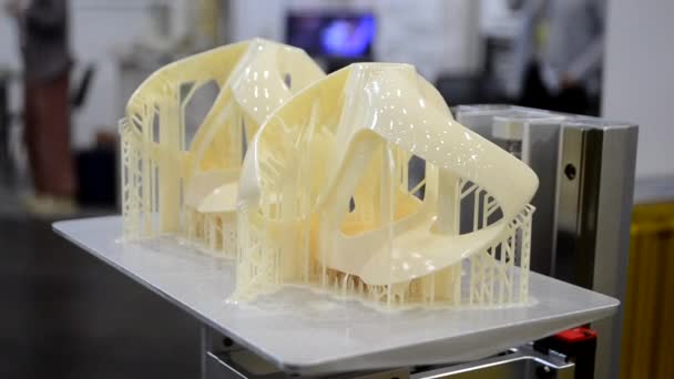 3D打印机上的打印模型的特写 用液光聚合物树脂打印在打印平台上的光聚合物Sla 3D打印机上的对象 现代渐进式加法 3D打印机打印 — 图库视频影像