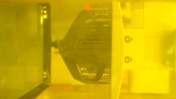 3D打印机上的打印模型 用液光聚合物树脂打印在3D打印机上的物体在3D打印机内部的打印平台上 现代渐进式加法 垂直方向 — 图库视频影像