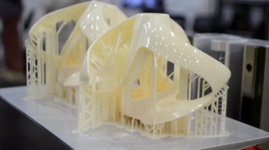 3D yazıcıda yakın plan baskı modelleri. Baskı platformundaki sıvı fotopolimer reçinelerden fotopolimer sla 3D yazıcıya basılmış nesneler. Modern yenilikçi katkı teknolojisi. 3B yazıcı yazdırma