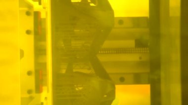 3D yazıcıda yakın plan baskı modelleri. 3D yazıcının içindeki baskı platformunda sıvı fotopolimer reçinelerden fotopolimer sla 3D yazıcıya basılan nesneler. Modern yenilikçi katkı teknolojisi.