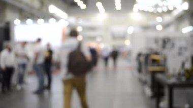 İçinde insanların yürüdüğü büyük, yüksek binalar. Bulanık arkaplan.