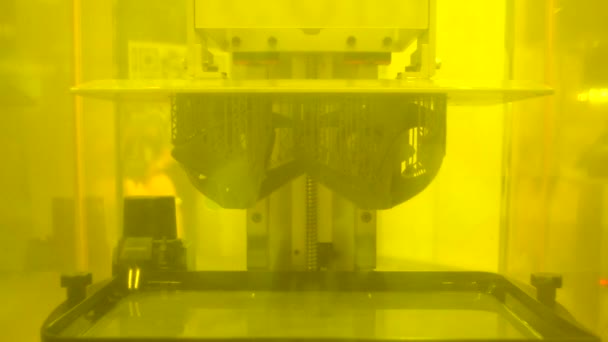 3D打印机上的打印模型的特写 用液光聚合物树脂打印在3D打印机上的物体在3D打印机内部的打印平台上 现代渐进式加法 — 图库视频影像