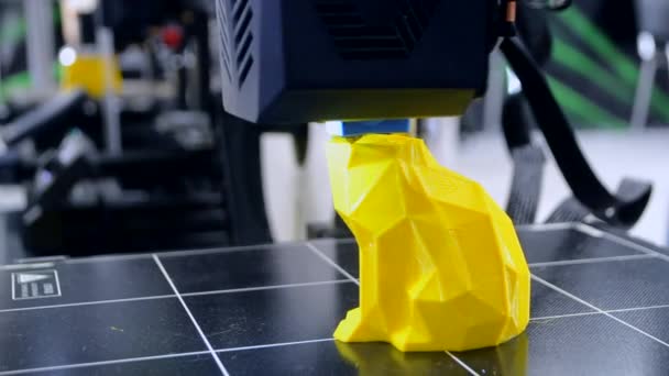 溶融プラスチックからの玩具の3Dプリンター印刷プロトタイプ 黄色い溶かしたプラスチック製のクローズアップから3Dプリンターでおもちゃのプロトタイプモデルを作成するプロセス 新しいプリンター技術 モダンプリント — ストック動画