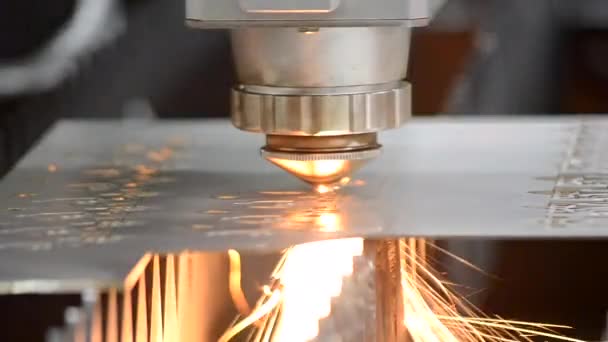 Pemotongan Laser Logam Pemotongan Lembaran Logam Oleh Logam Laser Memotong — Stok Video