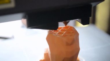3 boyutlu yazıcı erimiş plastikten oyuncak prototipi basıyor. Sarı erimiş plastikten 3D yazıcıda prototip modeli oluşturma süreci. Katkı sağlayan yeni yazıcı teknolojisi. Modern yazdırma
