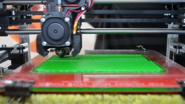 三维打印机打印模型的玩具从熔融塑料 利用黄色熔融塑料特写在3D打印机上创建原型模型的过程 增加新的打印机技术 现代印刷 — 图库视频影像
