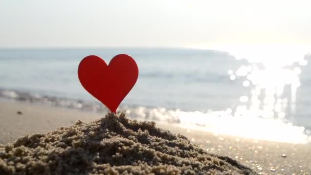 Plastikstäbchen Form Eines Roten Herzens Sand Sandstrand Der Küste Vor — Stockvideo