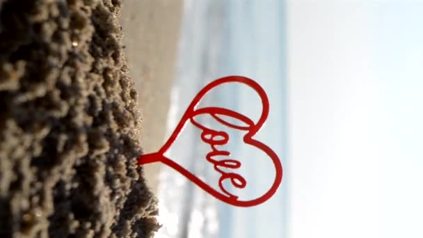Plastová Hůl Tvaru Červeného Srdce Slova Láska Písku Pobřeží Slunečný — Stock video