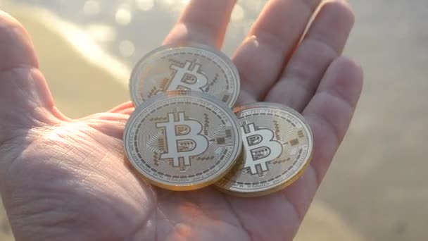 Hombre Sosteniendo Bitcoin Btc Monedas Mano Fondo Las Olas Del — Vídeos de Stock