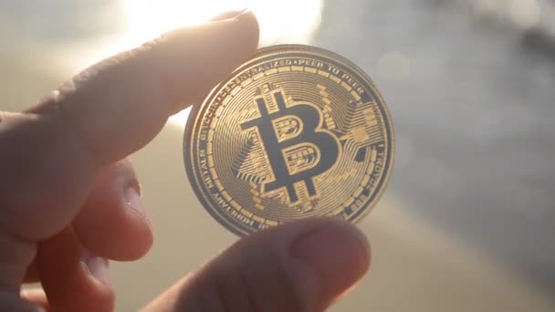 Hombre Sosteniendo Una Moneda Bitcoin Btc Mano Fondo Las Olas — Vídeos de Stock