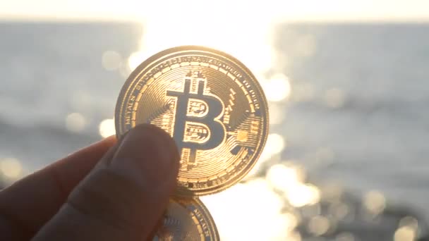 Hombre Sosteniendo Una Moneda Bitcoin Btc Mano Fondo Las Olas — Vídeos de Stock