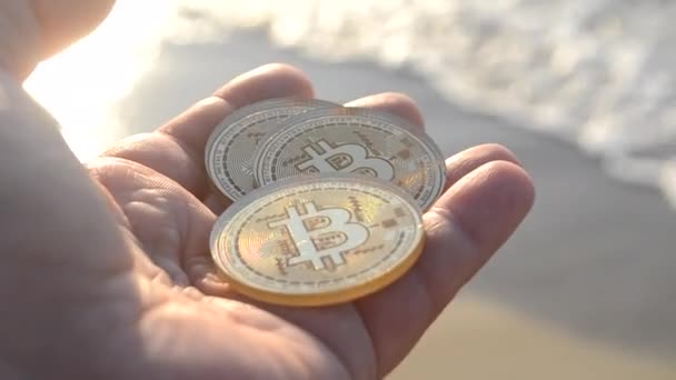 Man Met Bitcoin Btc Munten Hand Achtergrond Zeegolven Zandstrand Aan — Stockvideo