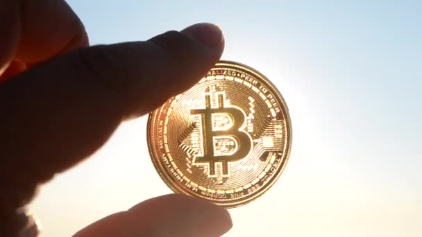 Osoba Držící Ruce Bitcoin Btc Mince Pozadí Zářícího Slunce Obloze — Stock video
