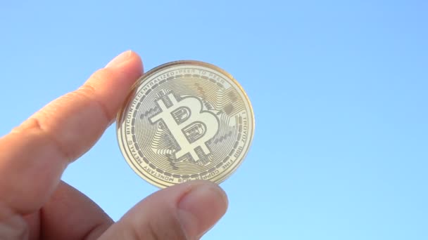 Osoba Držící Bitcoin Btc Mince Ruce Pozadí Modré Oblohy Slunečný — Stock video