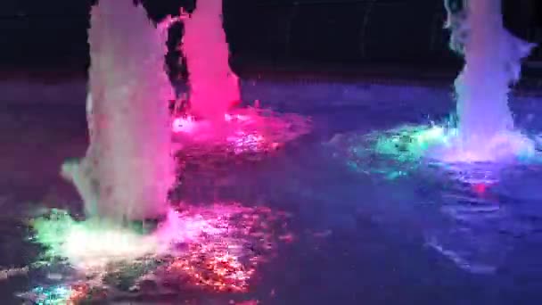 Geceleri Renkli Işıklarla Aydınlatılan Sudaki Çeşme Yükselen Çok Renkli Işıkla — Stok video