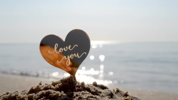 단어와 마음의 플라스틱 화창한 클로즈업에 파도에 해안의 해변에서 당신을 로맨스 — 비디오