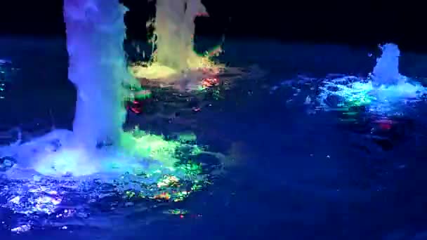 Фонтан Воде Освещенный Яркими Огнями Ночью Поток Воды Поднимается Освещается — стоковое видео