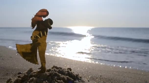 Пластиковая Фигурка Молодого Человека Влюбленную Девушку Парня Обнимающего Песке Пляже — стоковое видео