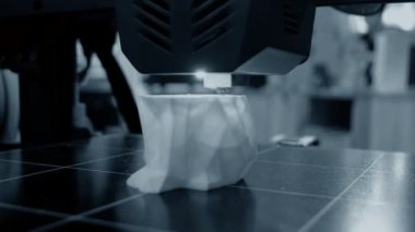 3 boyutlu yazıcı erimiş plastikten oyuncak prototipi basıyor. Erimiş plastiğin yakın planından 3 boyutlu yazıcıda oyuncak prototipi oluşturma süreci. Katkı sağlayan yeni yazıcı teknolojisi. Modern yazdırma