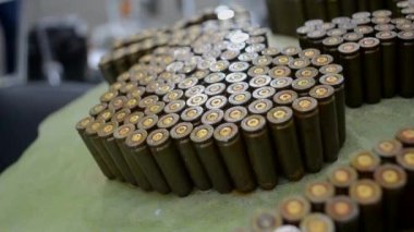 Kullanılmış mermi kovanlarından yapılmış bir nesne. Bir sürü kullanılmış mermi kovanı yakın mesafeden. Çok Kullanılmış Kovanların Modeli. Savaş, askeri çatışma savunma, ateşli silah kavramı