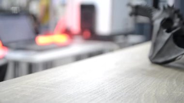 Adam soyut sanat eserlerini 3 boyutlu noel ağacına yerleştiriyor. Ofisteki polyamide tozundan 3 boyutlu yazıcıya basılıyor. Üç boyutlu model. MJF Çoklu Jet Füzyonu. 3D yazıcı ekleme teknolojisi