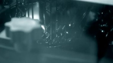 Fotopolymer sla 3D yazıcı çalışıyor. Bina nesnesinin bulunduğu platform sıvı fotopolimer reçinelere indirgenmiş ve ultraviyole lazer altında sertleştirilmiş. Yenilikçi katkı teknolojisi. 3B yazıcı yazdırma