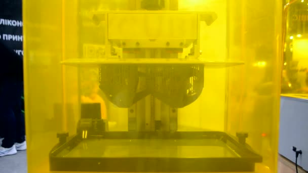 3Dプリンタクローズアップのプリントモデル 3Dプリンター内部の印刷プラットフォームに液体フォトポリマー樹脂から印刷されたフォトポリマースレーブ3Dプリンタに印刷されたオブジェクト 現代の進歩的な添加物技術 — ストック動画