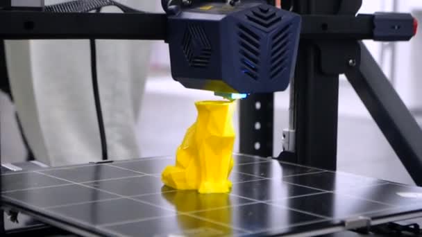 溶融プラスチックからの玩具の3Dプリンター印刷プロトタイプ 黄色い溶かしたプラスチック製のクローズアップから3Dプリンターでおもちゃのプロトタイプモデルを作成するプロセス 新しいプリンター技術 モダンプリント — ストック動画