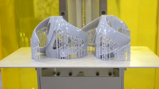 3D打印机上的打印模型的特写 用液光聚合物树脂打印在打印平台上的光聚合物Sla 3D打印机上的对象 现代渐进式加法 3D打印机打印 — 图库视频影像