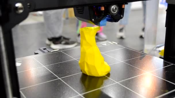 使用3D打印机用塑料打印物体 用3D打印机打印熔融塑料模型 使用3D打印机创建表单 新增加的先进现代3D打印机技术 — 图库视频影像
