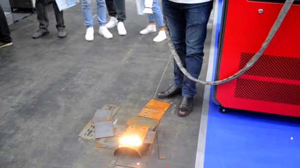 Processen Med Laser Rengøring Metaloverflader Mand Rengøring Overflade Fra Rust – Stock-video