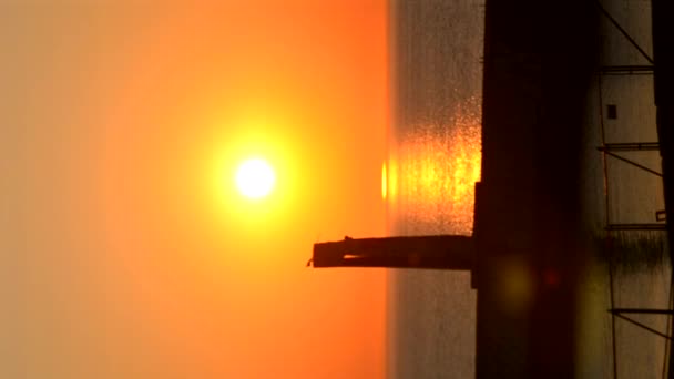 Zonsondergang Zonsopgang Zee Bij Pier Zwart Silhouet Van Pier Achtergrond — Stockvideo