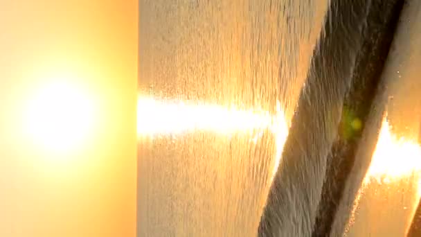 Deniz Kumlu Sahilde Gün Batımı Yazın Gün Batımının Arkaplanı Denizde — Stok video