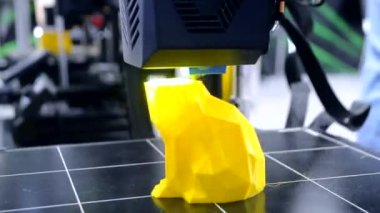 Plastikten bir nesneyi yazdırmak için 3D yazıcıyı çalıştırıyorum. 3 boyutlu yazıcı kullanarak erimiş plastikten bir model basmak. 3D yazıcı tarafından oluşturulan bir form. Katkı sağlayan yenilikçi 3D yazıcı teknolojisi