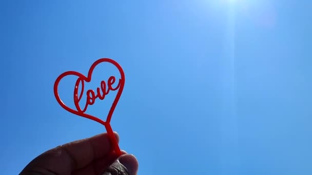 Людина Тримає Палицю Формі Червоного Серця Слова Любов Руці Тлі — стокове відео
