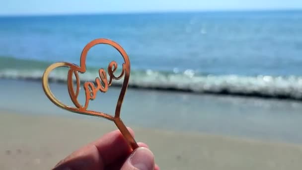 夏日的晴天 人们手牵着手 形成了金子般的心形和文字 情人节 浪漫的爱情概念 — 图库视频影像