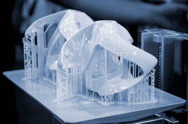 3D yazıcıda yakın plan baskı modelleri. Baskı platformundaki sıvı fotopolimer reçinelerden fotopolimer sla 3D yazıcıya basılmış nesneler. Modern yenilikçi katkı teknolojisi. 3B yazıcı yazdırma