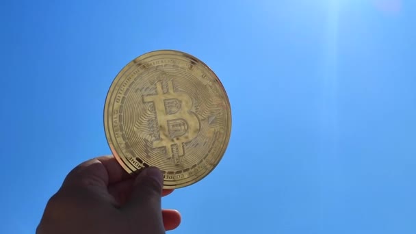 Bitcoin Cerca Persona Sosteniendo Moneda Bitcoin Mano Fondo Del Cielo — Vídeos de Stock